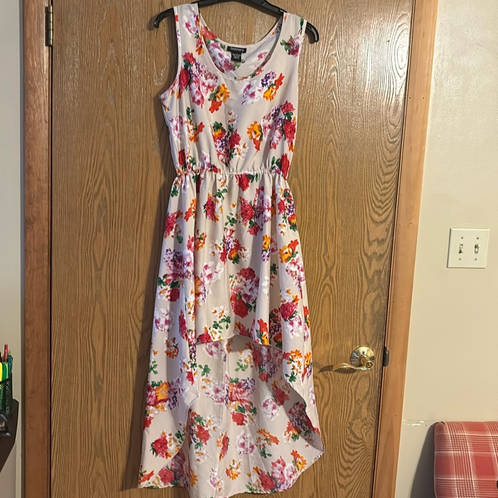 NWOT Feathers Flowered High-rise dress . Size (L)